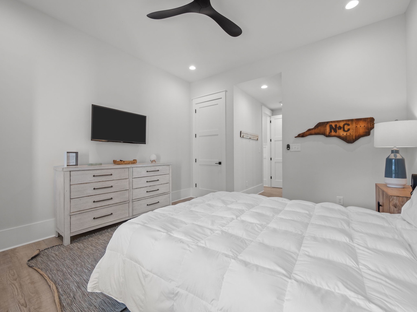 BOTTOM FLOOR QUEEN ROOM