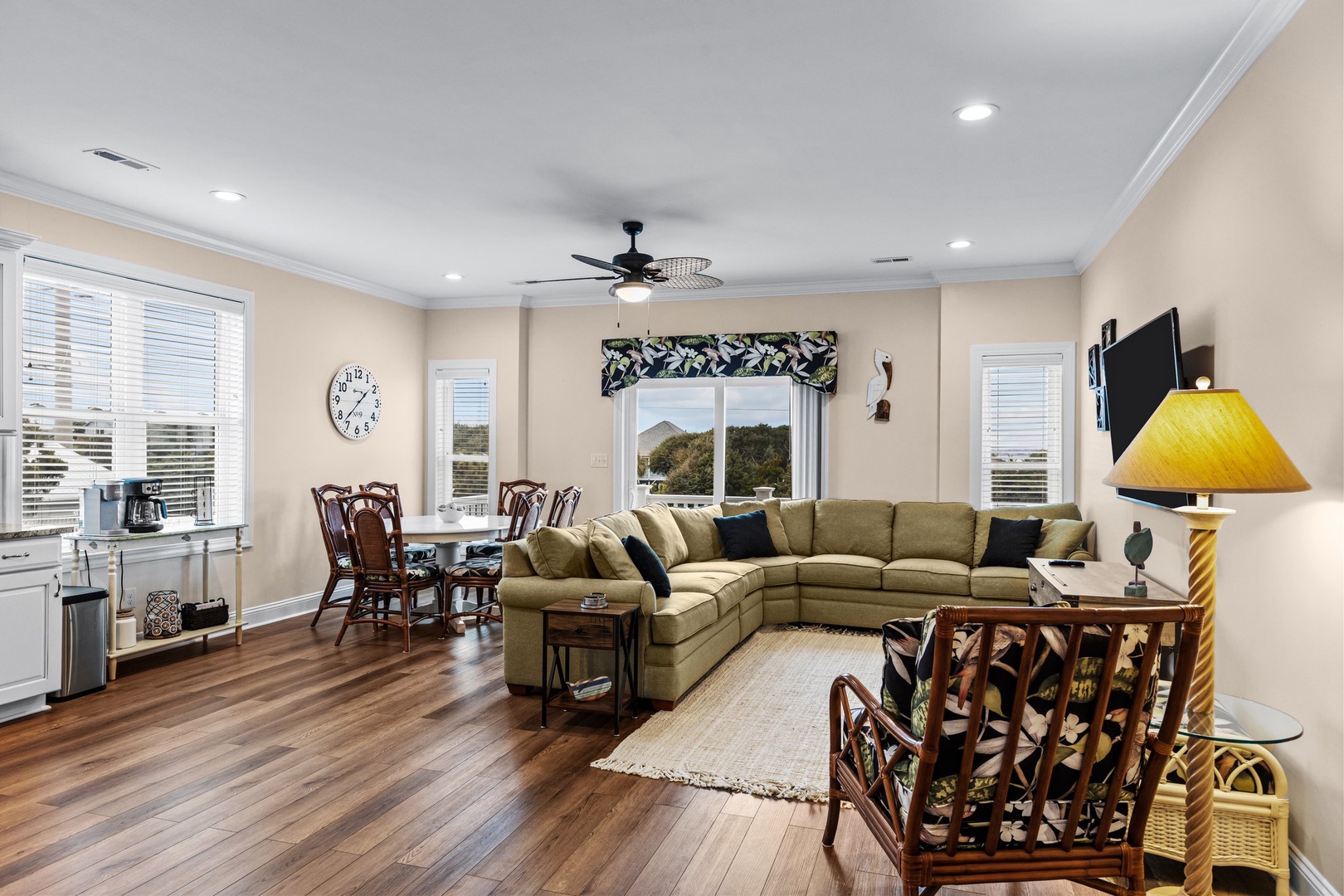 Large Living Room/Dining Area!