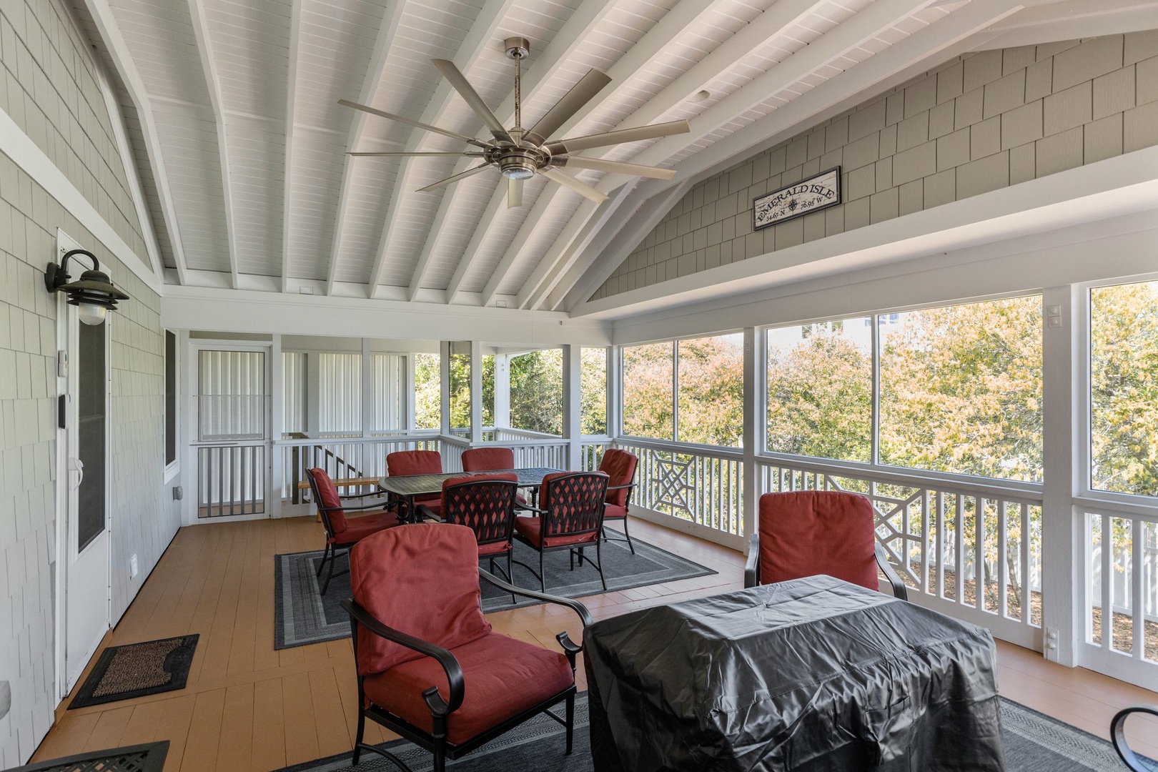 Large Screened Porch!