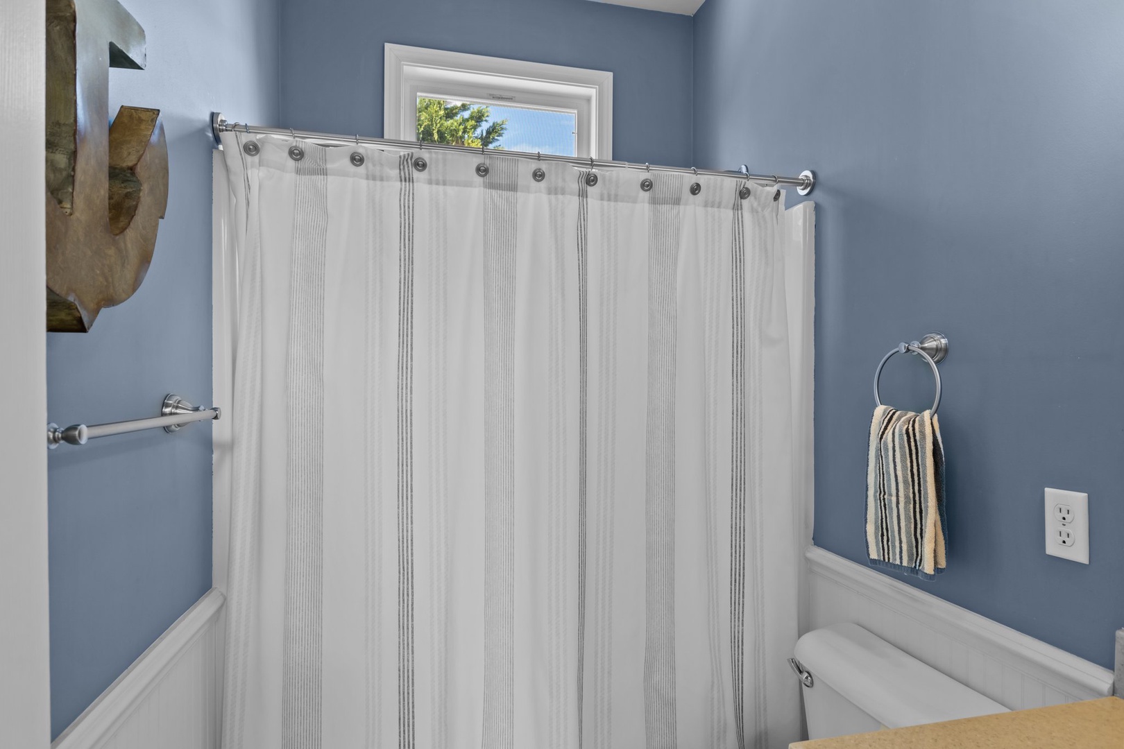 Mid-Floor Hallway Bathroom