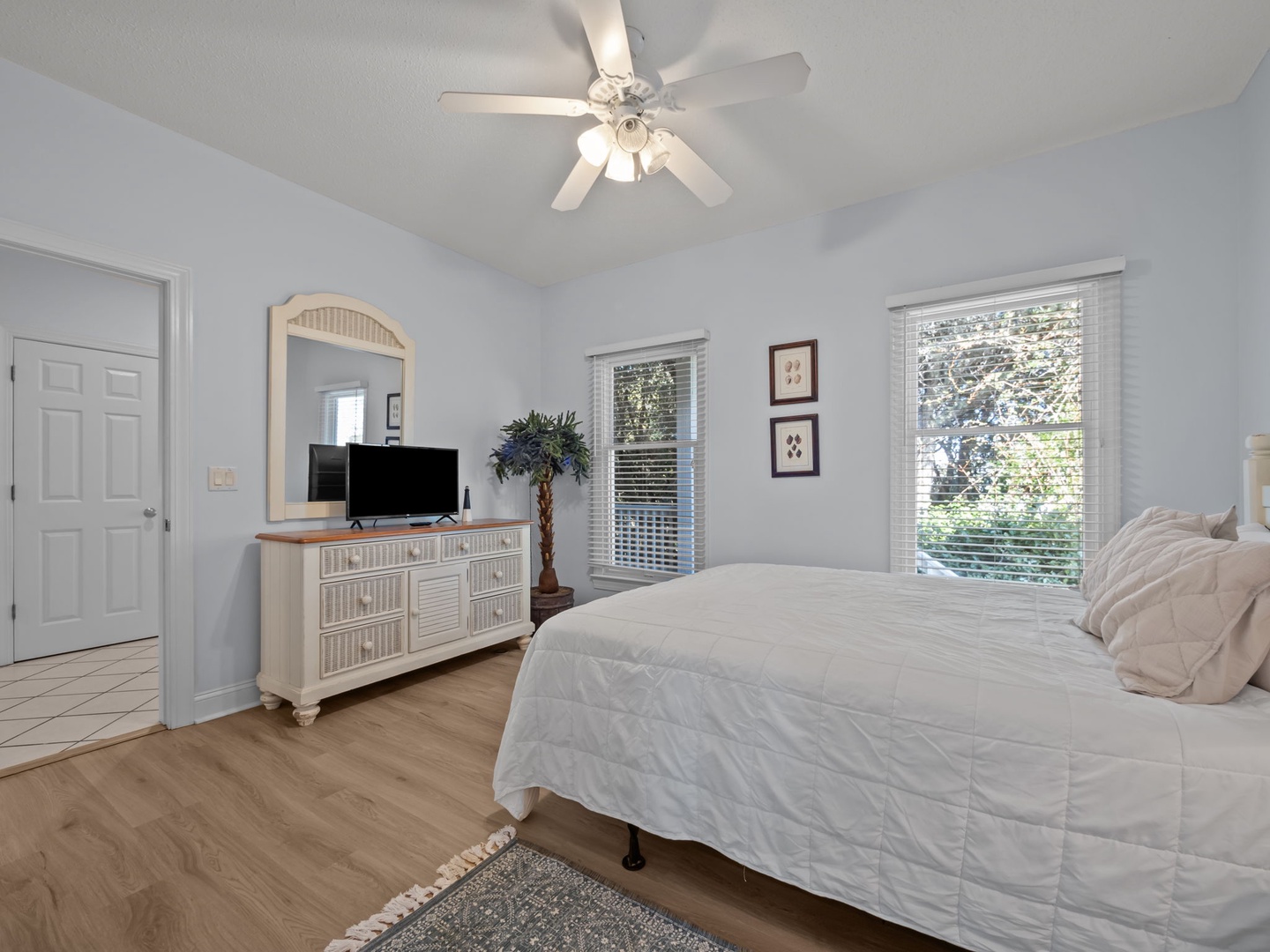 Mid-Floor Queen Room