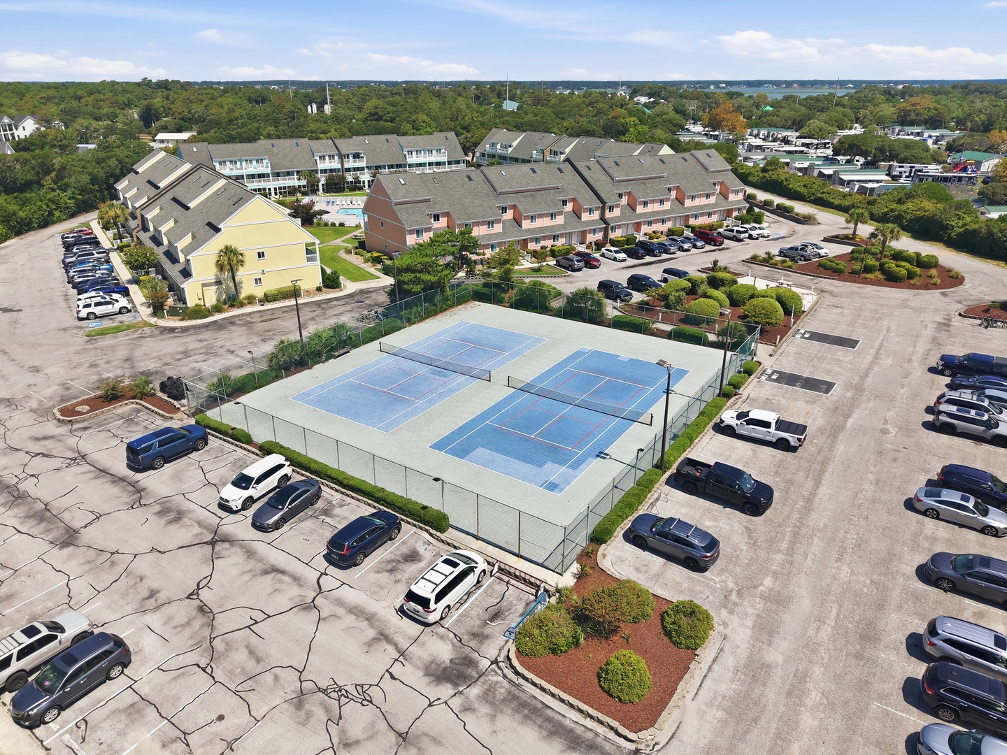Oma’s Emerald Retreat | Community Tennis Courts
