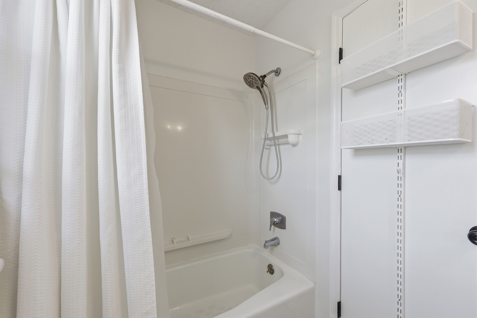 Dolphin Reach Up | Ensuite with Combo Tub/Shower