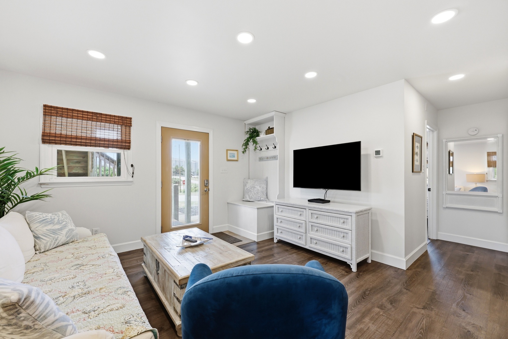 Dolphin Reach Down | Living Area