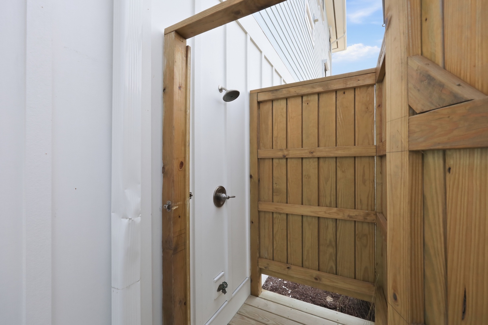 Emerality | Outdoor Shower