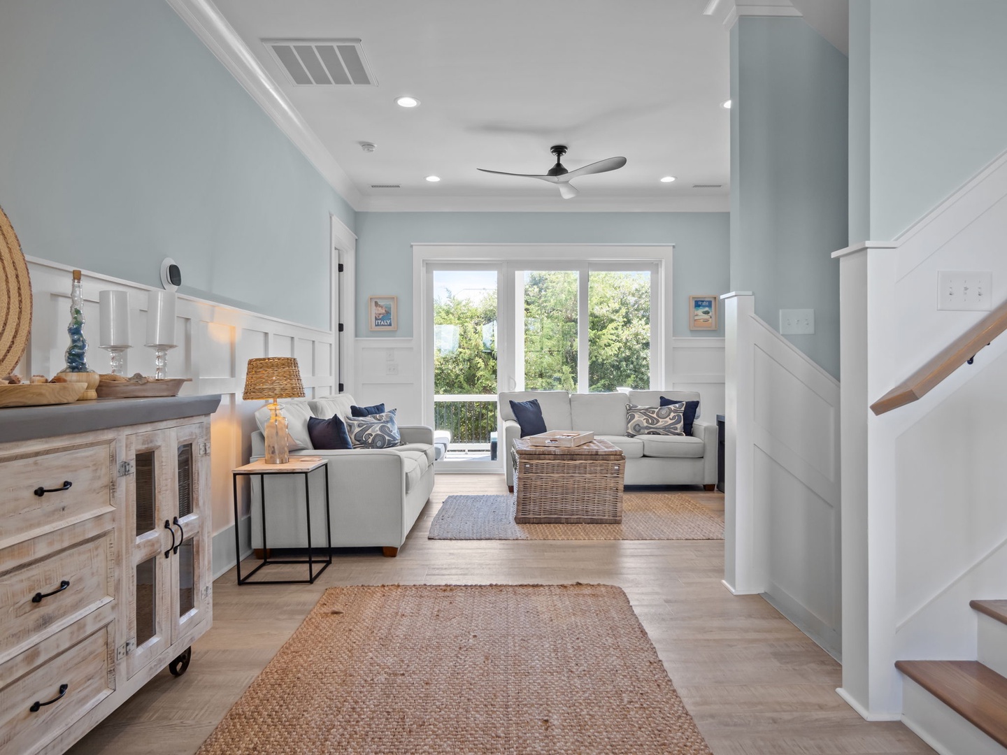 Mid-Floor Sitting Area