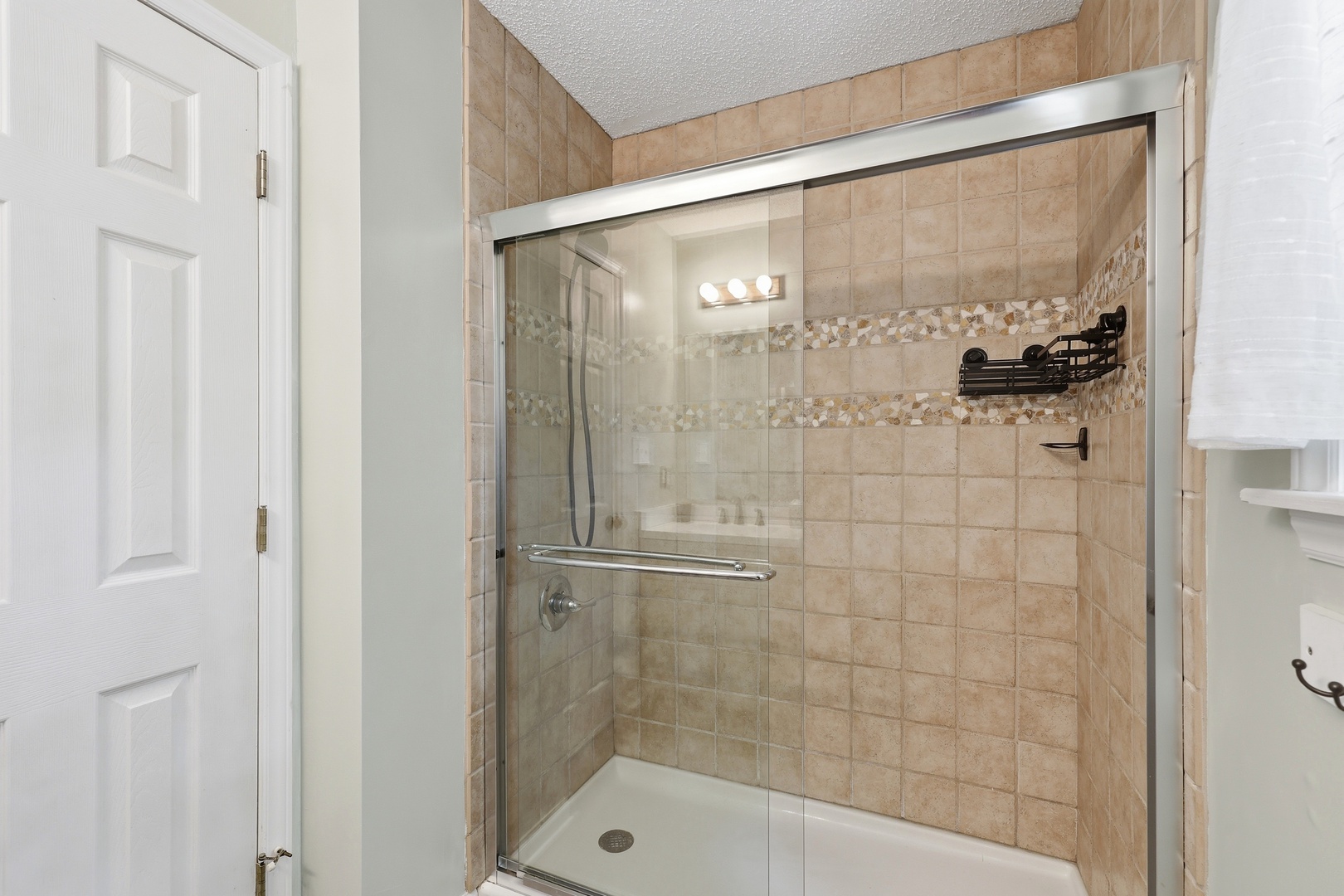 Ospreys Nest | Second Floor Full Hall Bathroom
