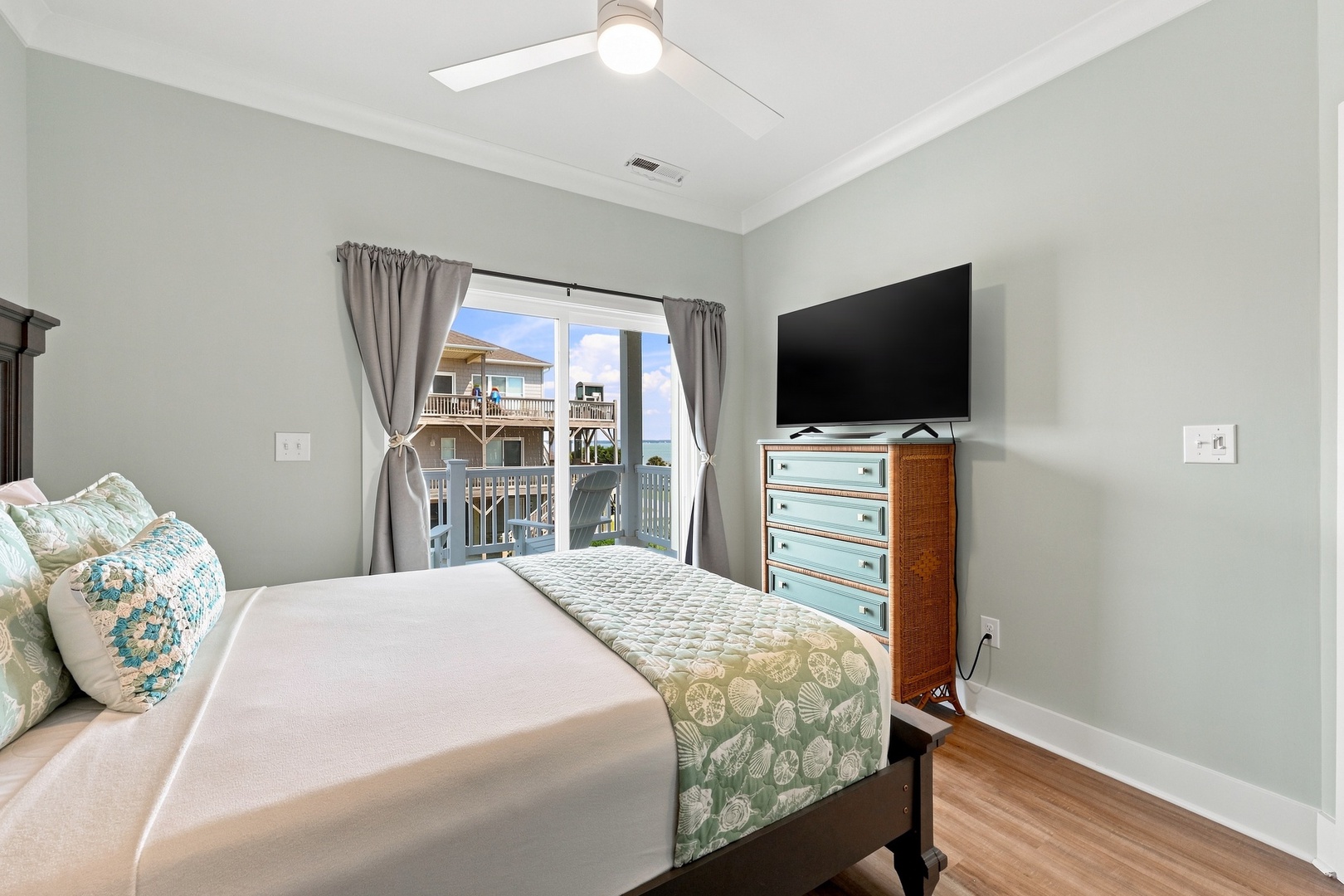 Emerality | Second Level Queen Bedroom