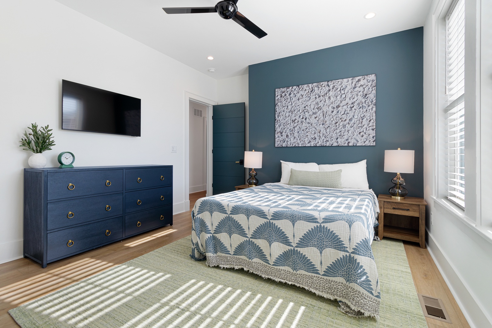 Sea Spray West | Queen Bedroom