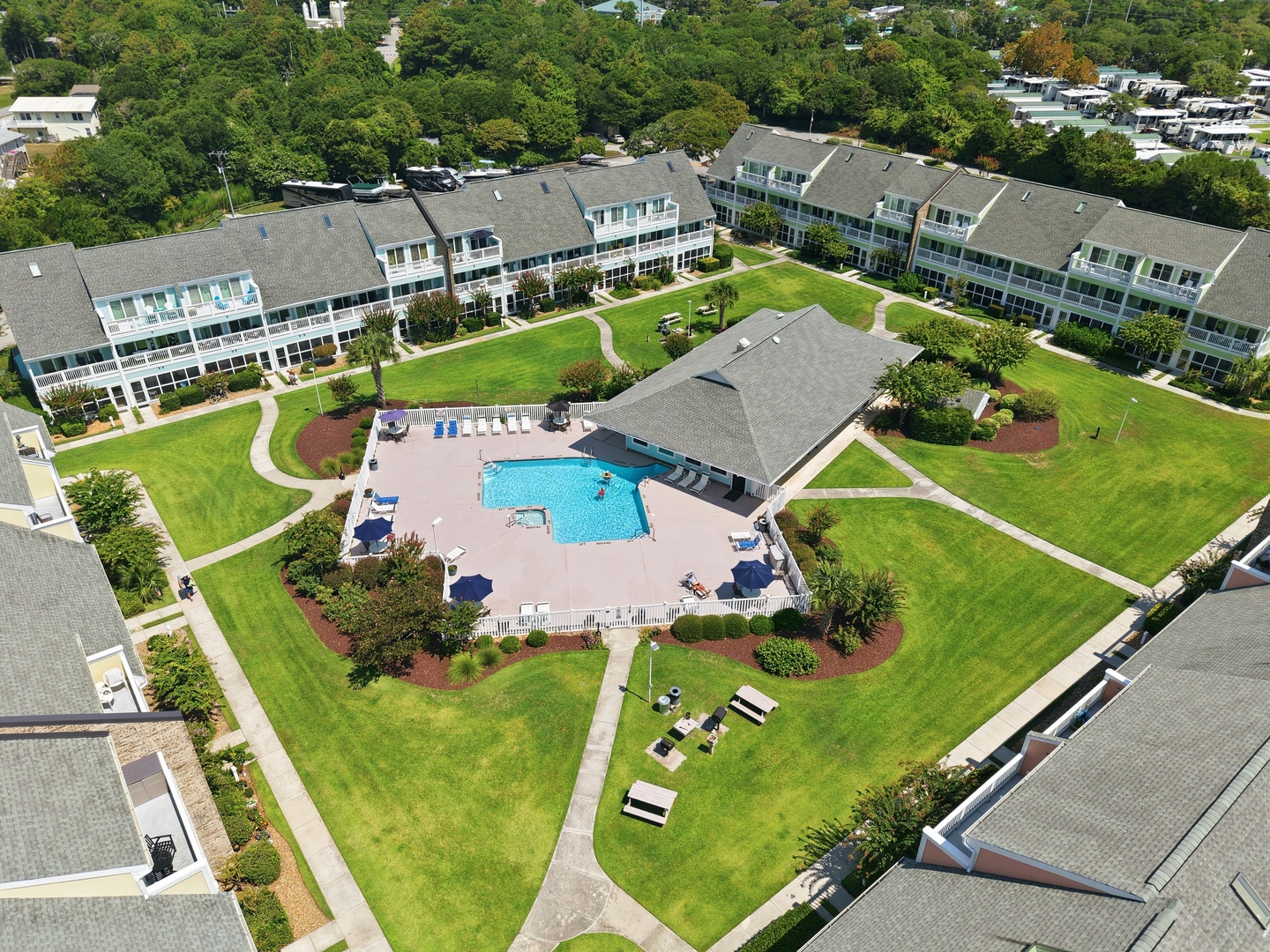 Oma’s Emerald Retreat | Outdoor Community Pool