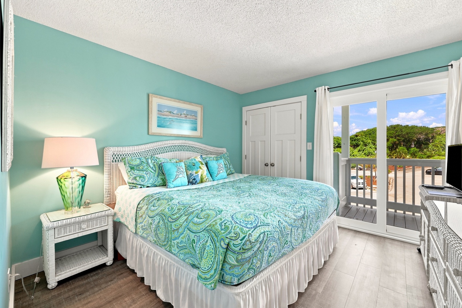 Oma’s Emerald Retreat | King Bedroom