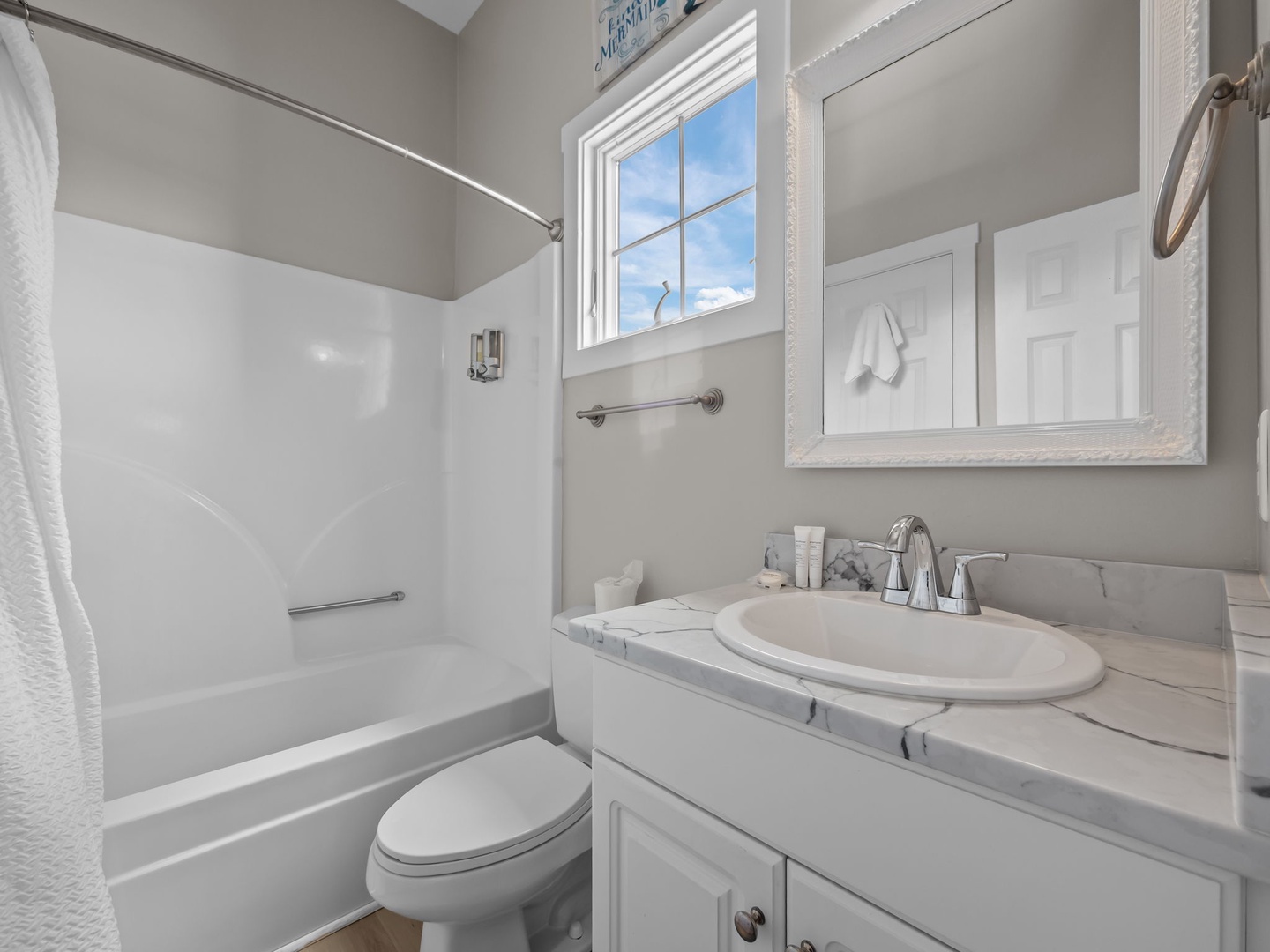 Top Floor King Room Bathroom