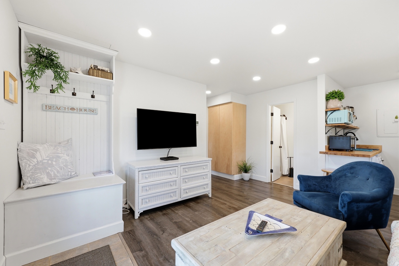 Dolphin Reach Down | Living Area