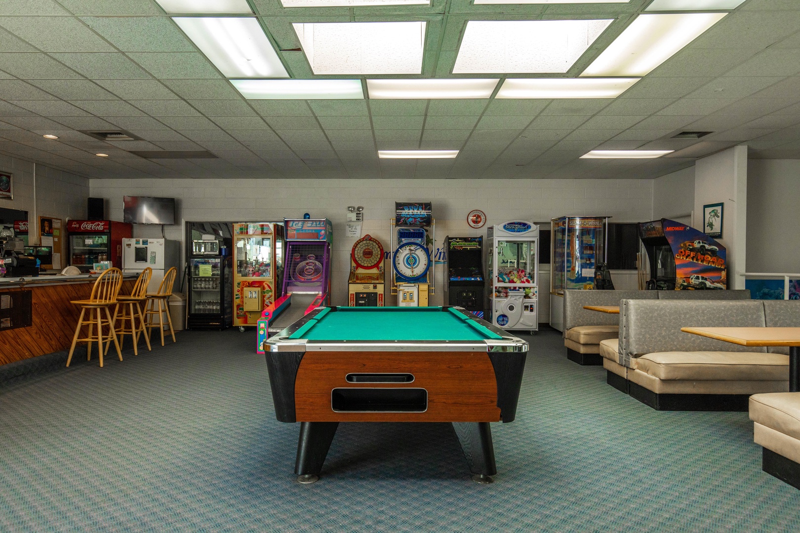 Summer Winds B-233 | Community Game Room