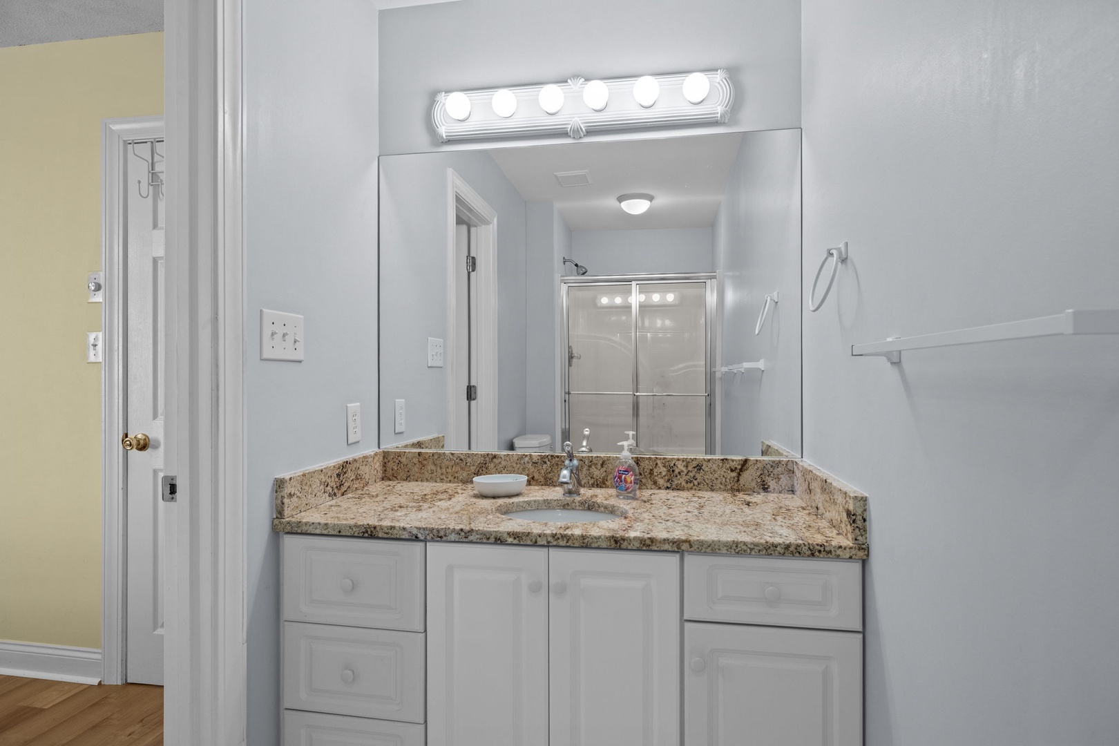 Top Floor Queen Suite Bathroom