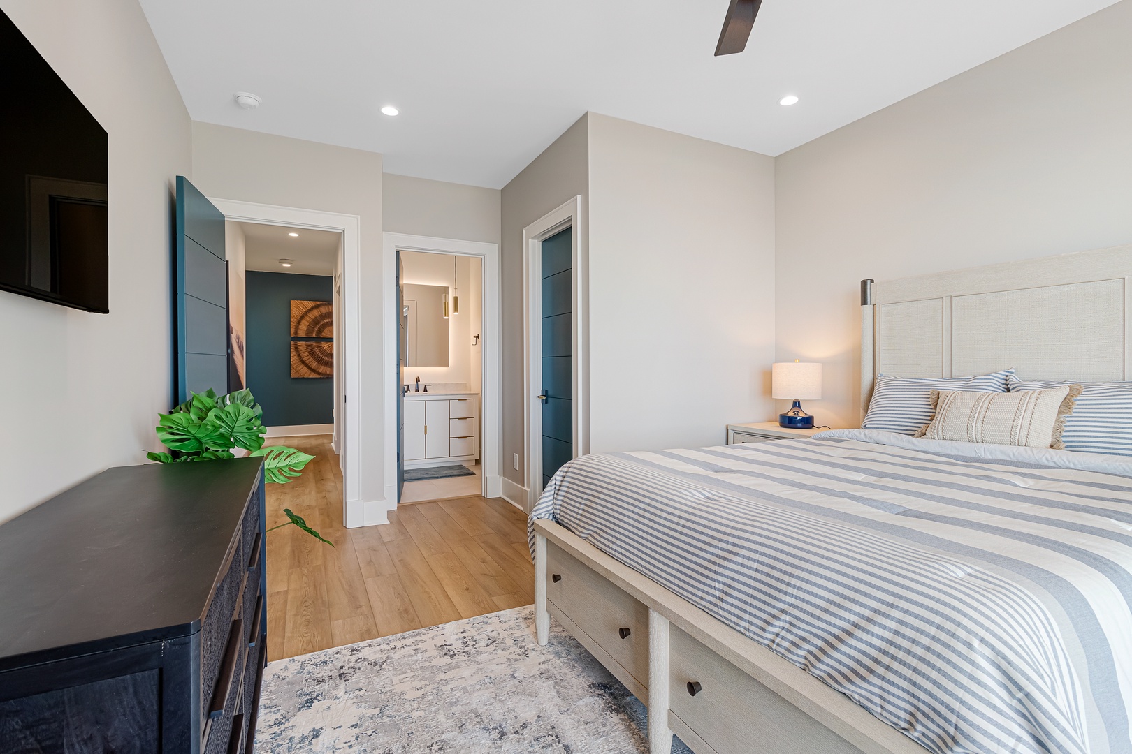 Sea Spray West | Queen Bedroom