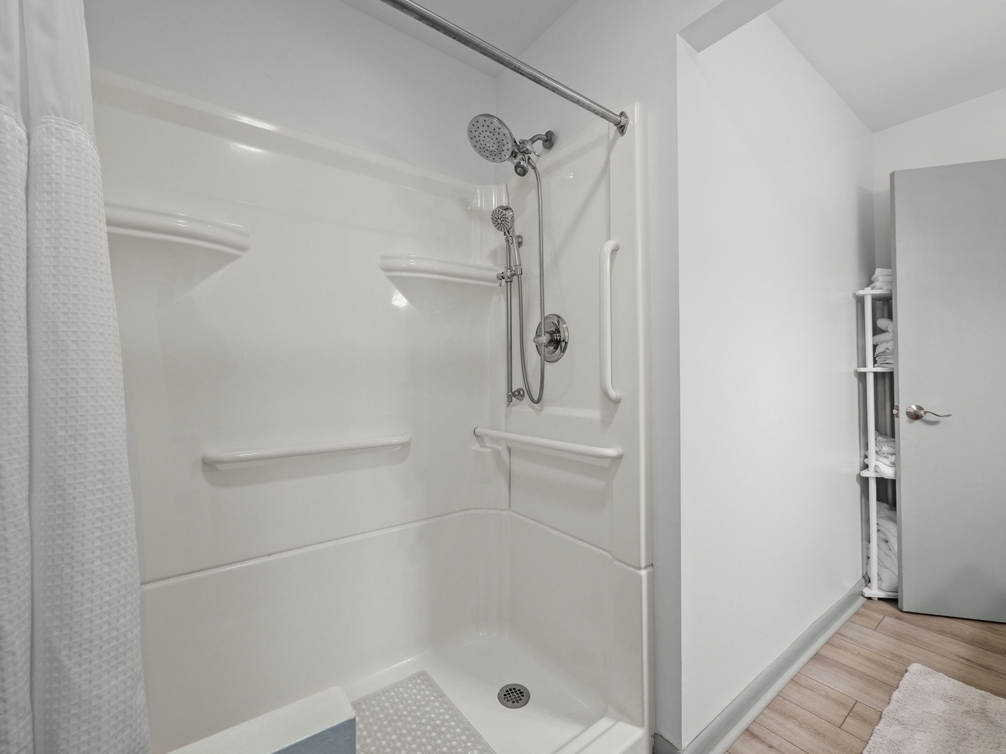 Mid-Floor Hallway Bathroom