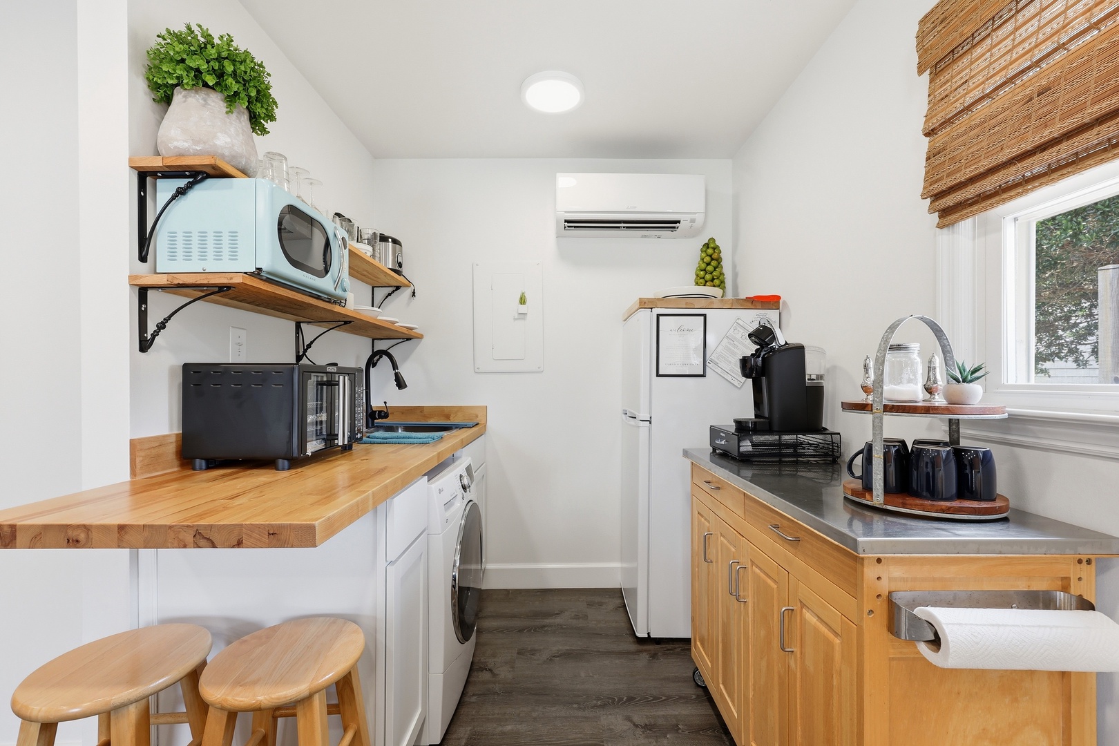 Dolphin Reach Down | Kitchen