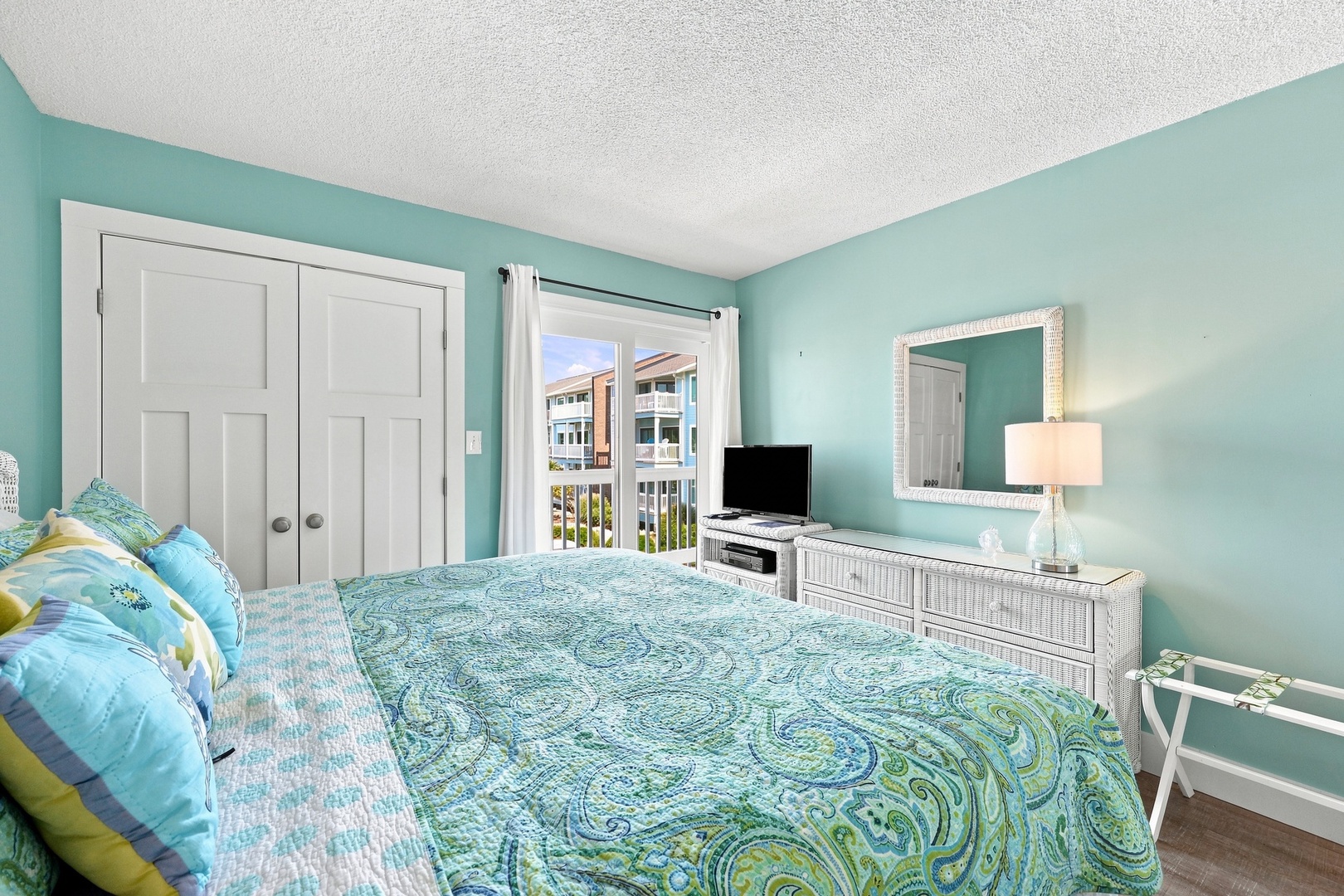 Oma’s Emerald Retreat | King Bedroom
