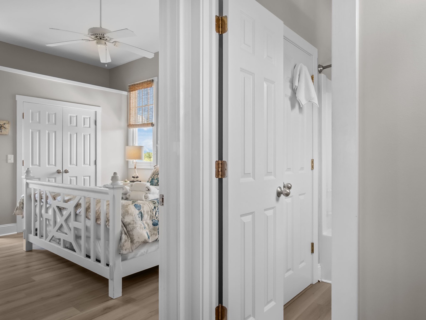 Top Floor King Room Bathroom