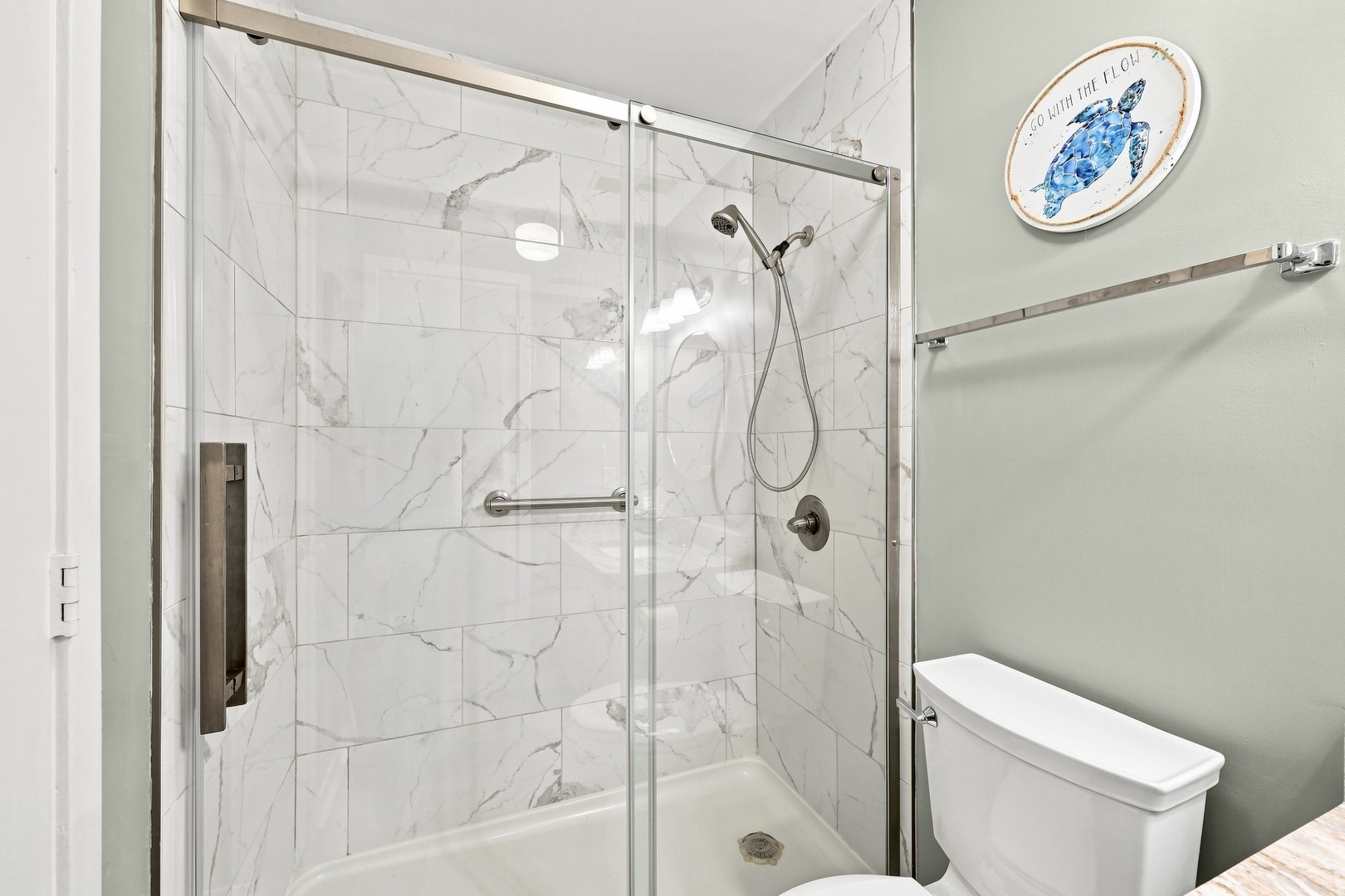 Char’s Cozy Condo | Glass-Enclosed Shower