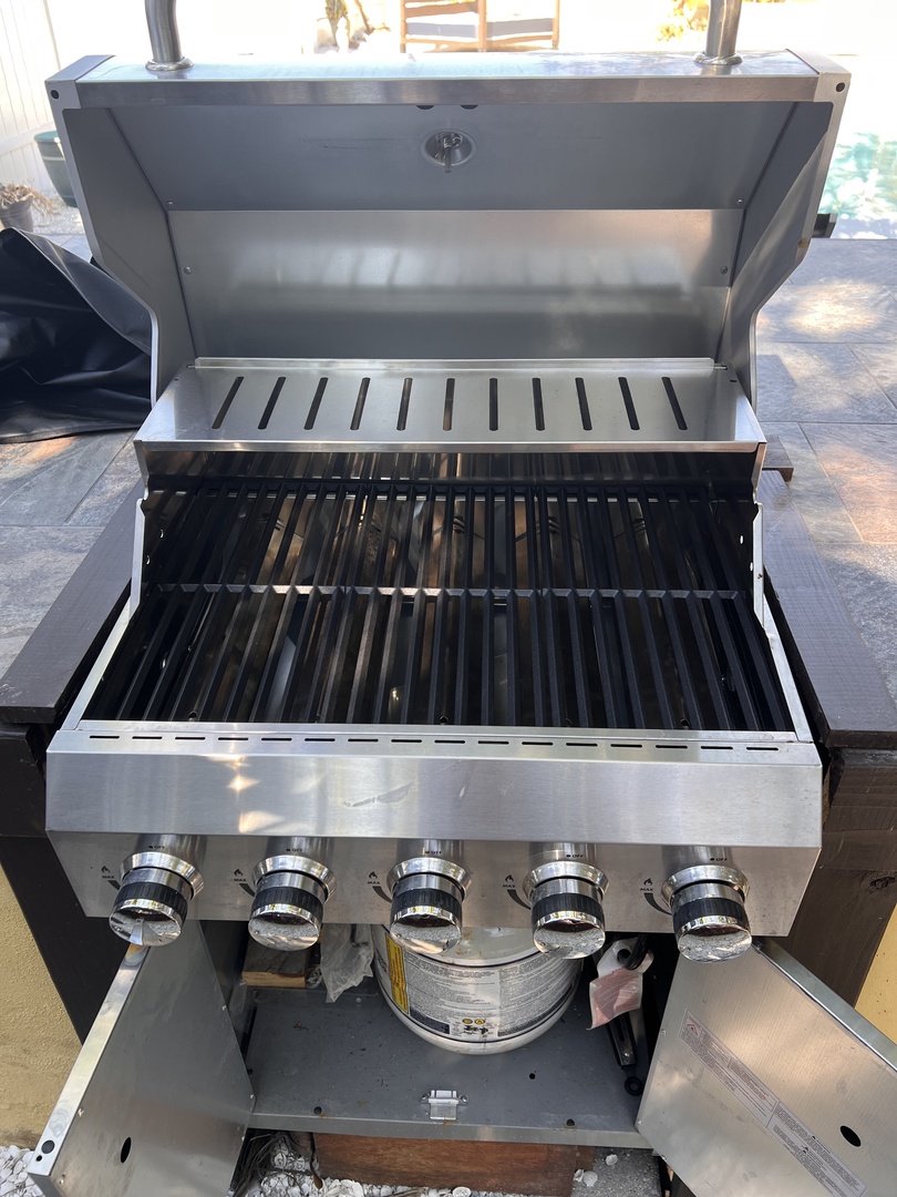 Fire up your outdoor culinary adventures on this spacious gas grill, perfect for hosting memorable barbecues with family and friends.