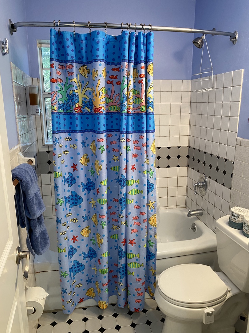 Bathroom with tub/shower