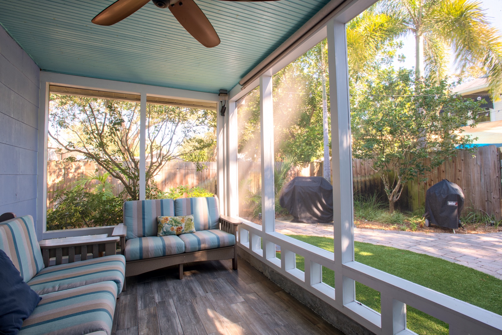 Screened porch on the back of the ouse