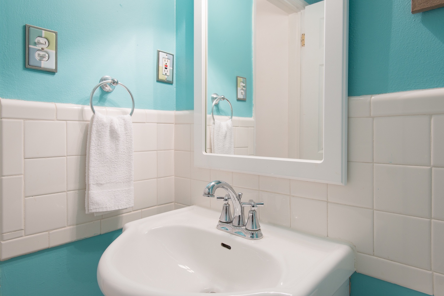 Pedestal sink in the jack and jill bathroom in the center of the house