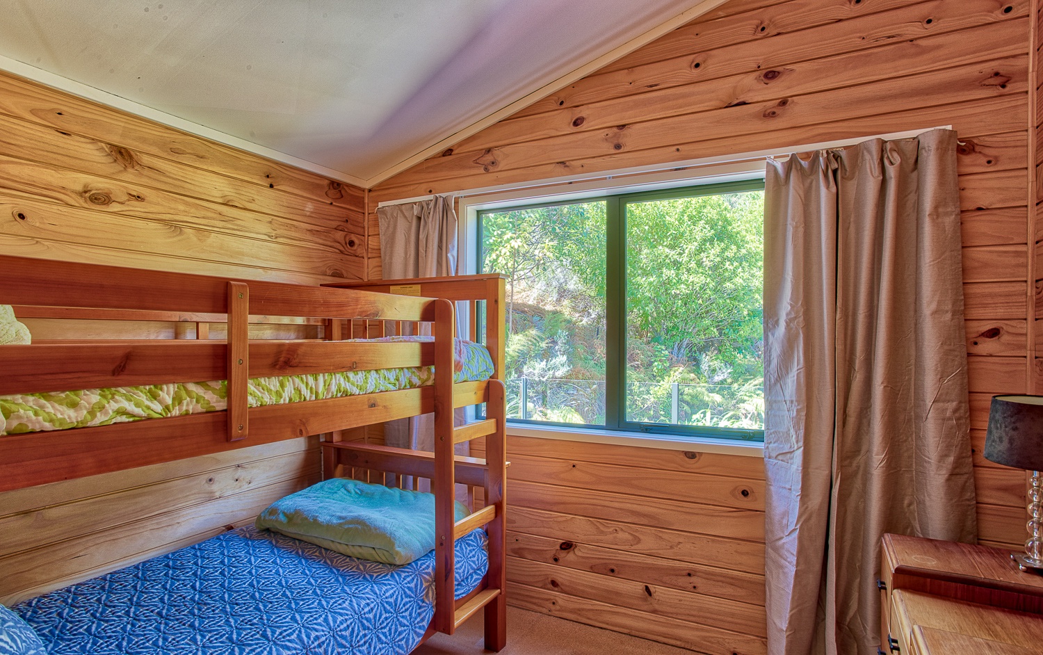 Bunk bed room - no deck access