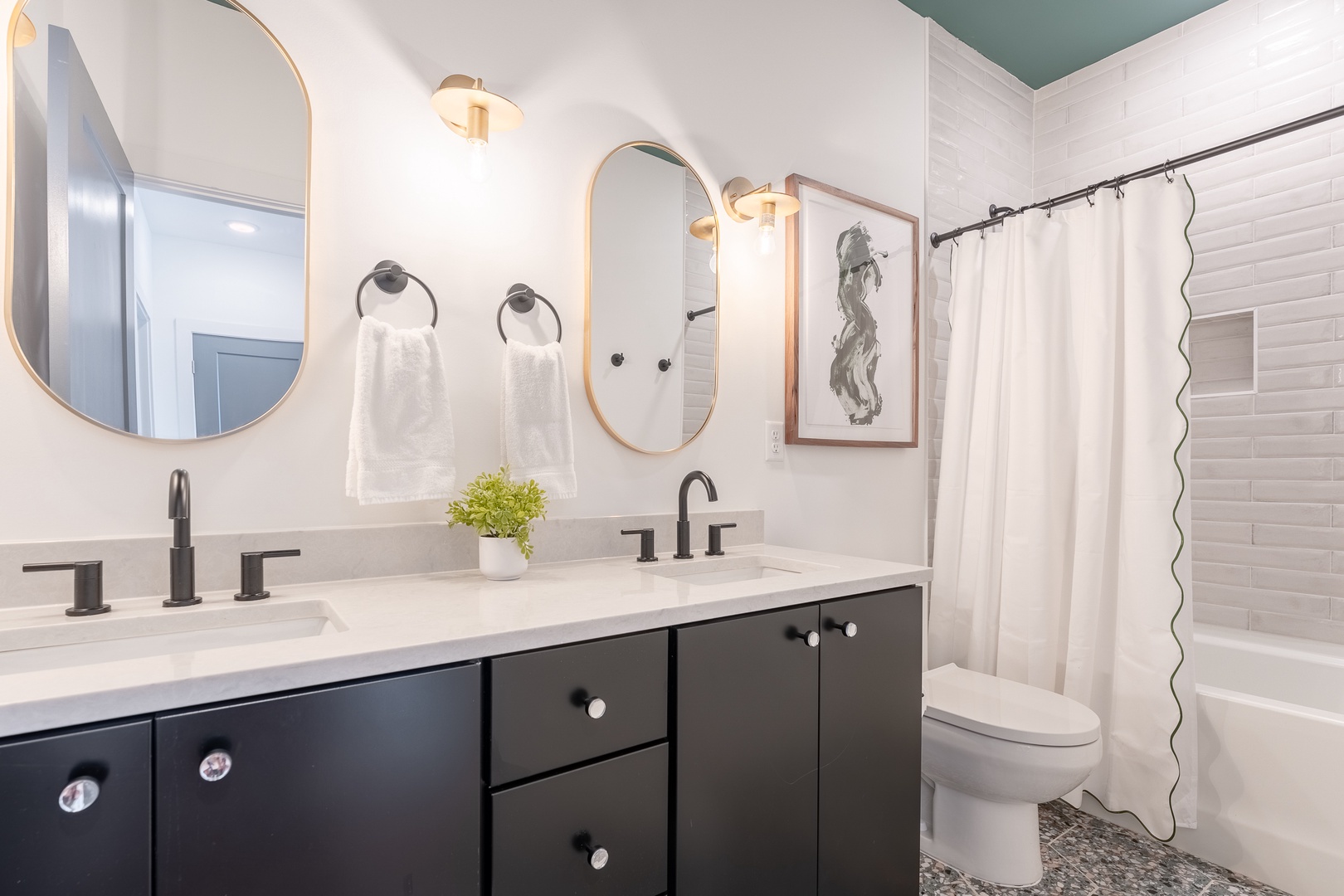 Jocelyn - Full Bathroom