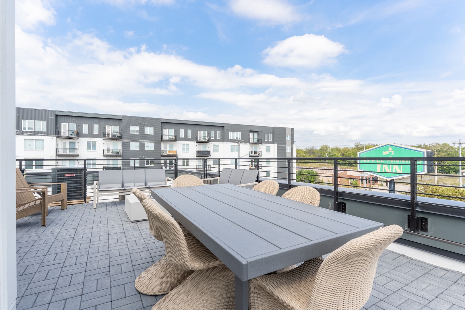 Julian - Rooftop with Dining Area