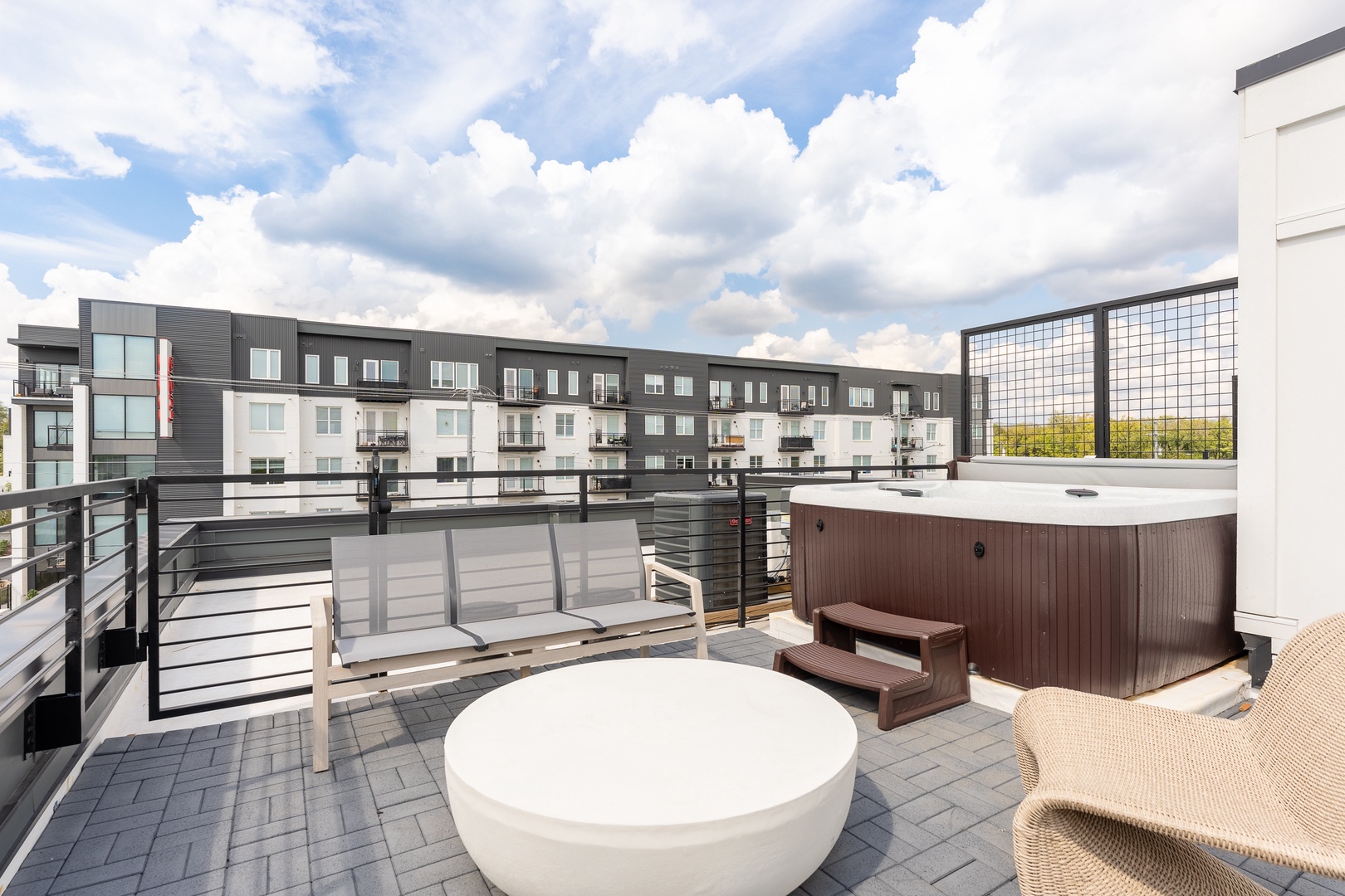 Jocelyn - Rooftop with Hot Tub