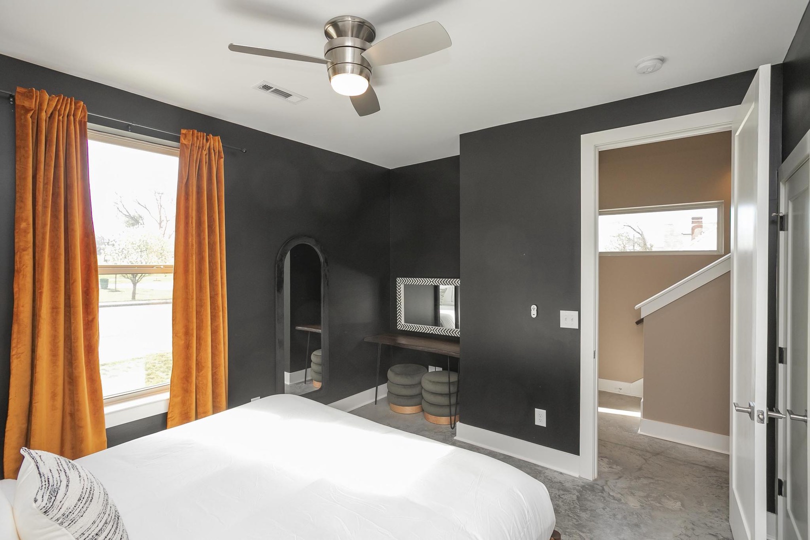 Folsom Suite: 1 king bed with en suite bathroom and beauty bar