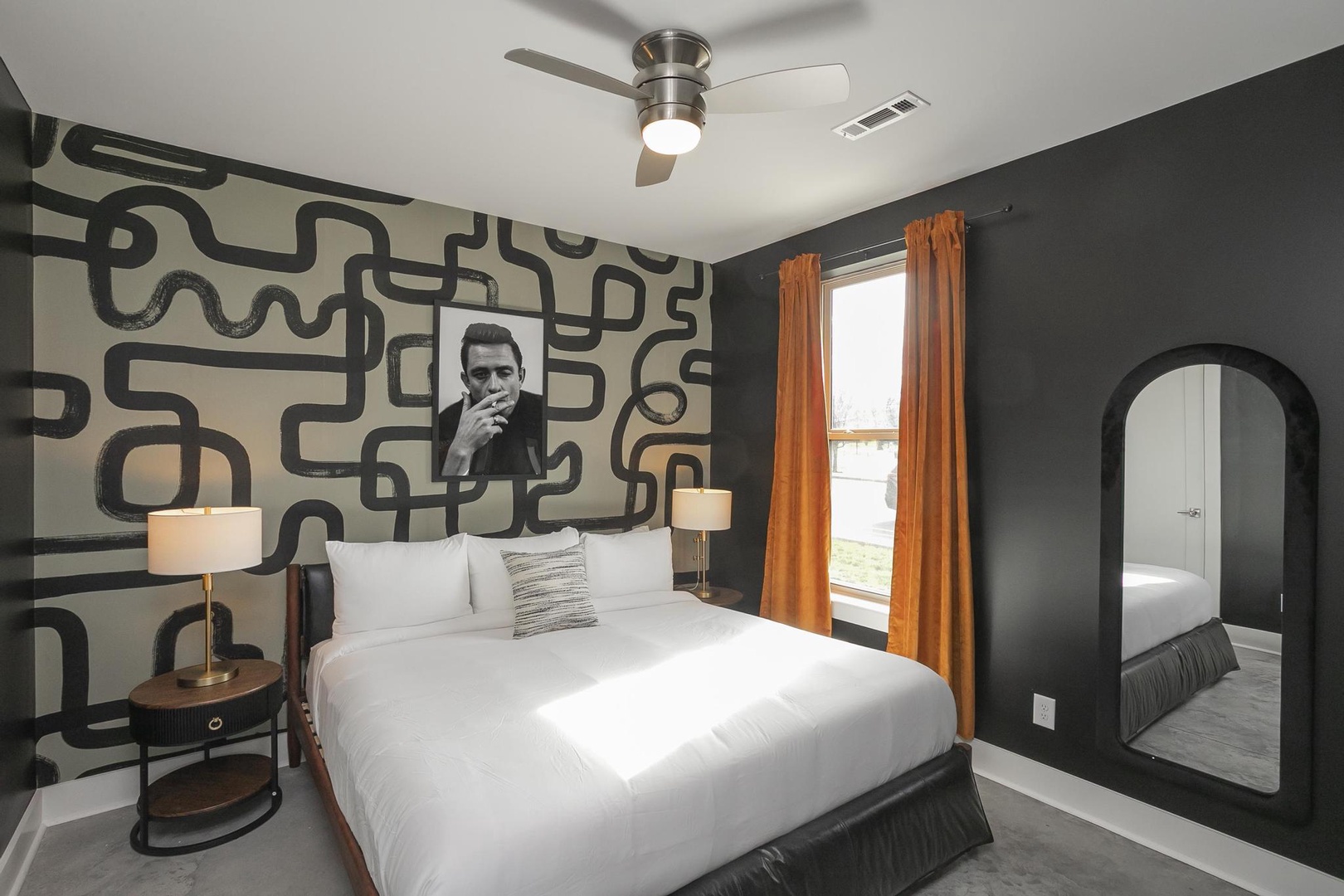 Folsom Suite: 1 king bed with en suite bathroom and beauty bar