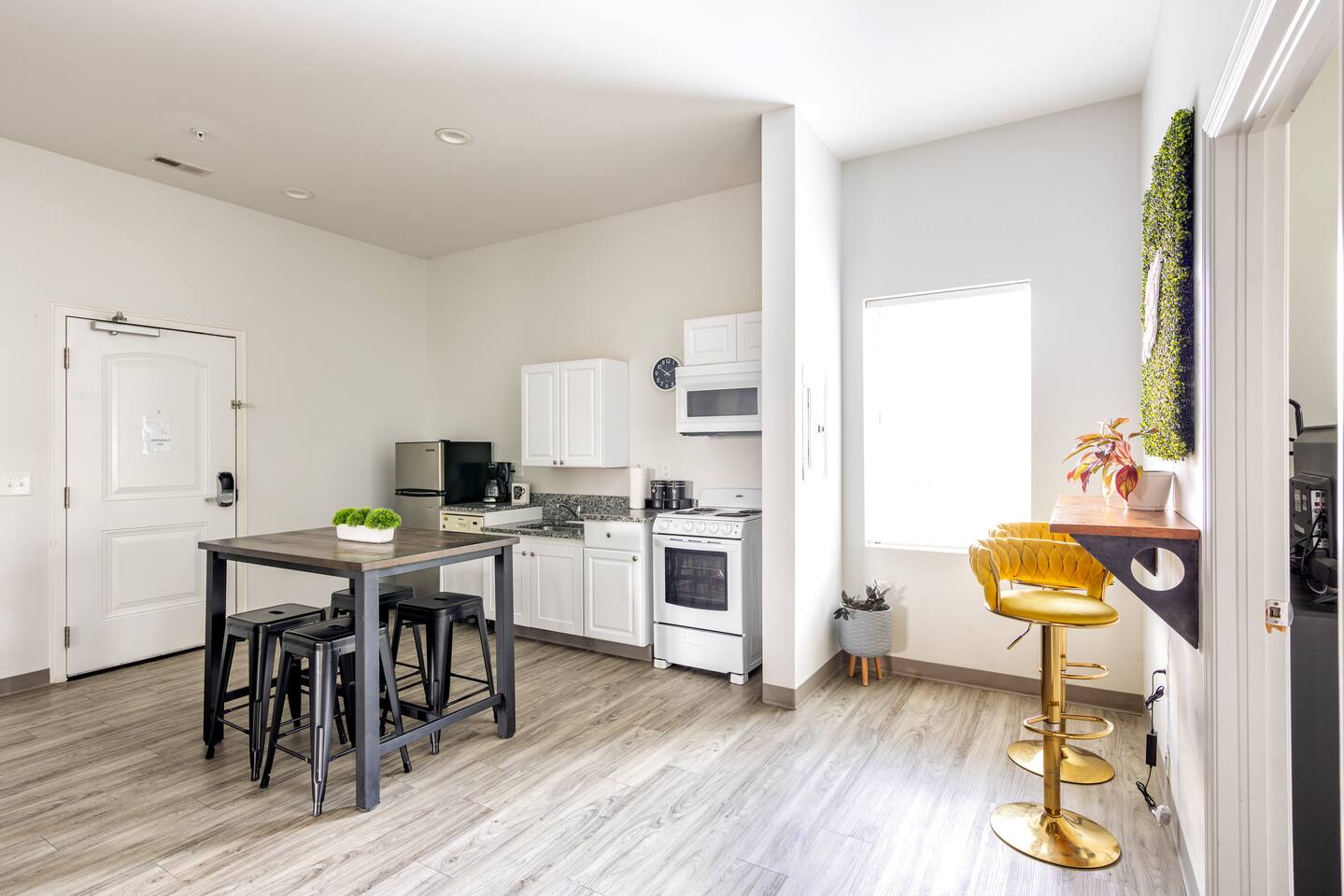 Tropical Hideaway Dining Area