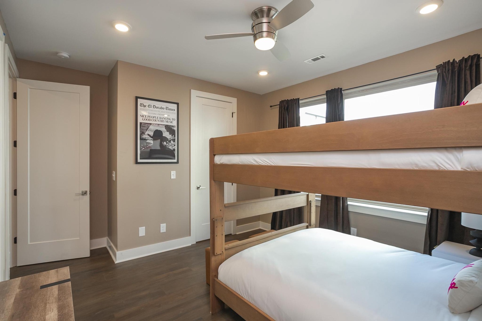 Honky Tonk Hideaway: 2 queen beds with en suite bathroom and beauty bar