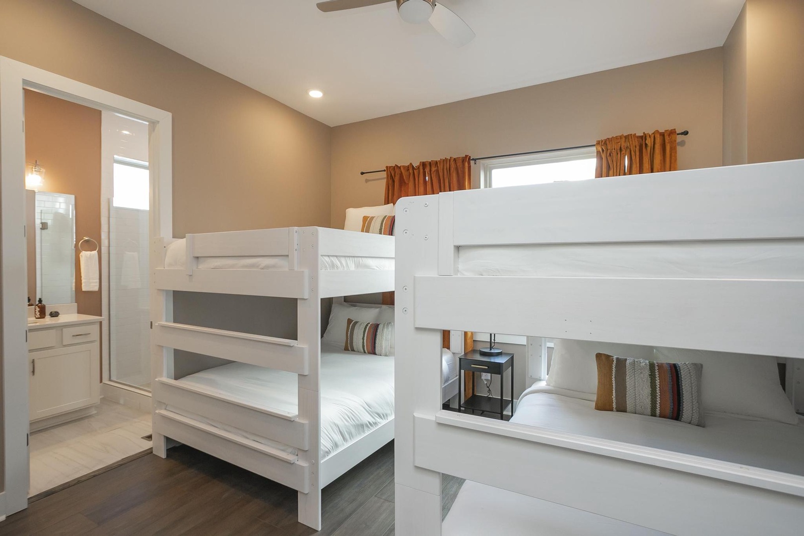 Whiskey River Retreat: 4 queen beds with en suite bathroom