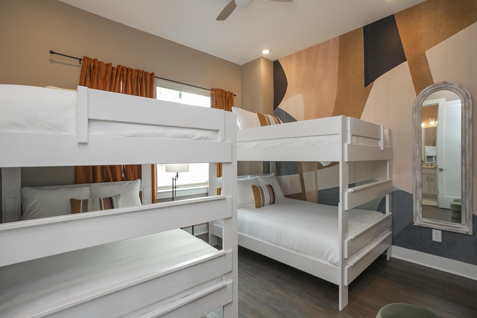 Whiskey River Retreat: 4 queen beds with en suite bathroom