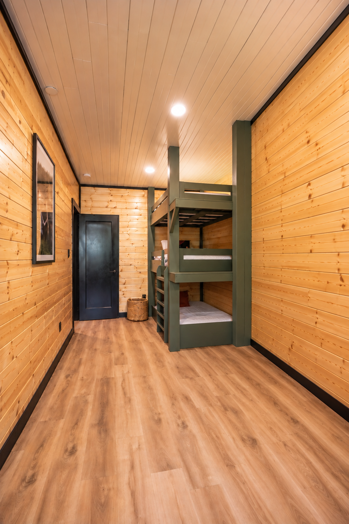 Alpine Escape: 3 twin bed bunk room with shared bathroom