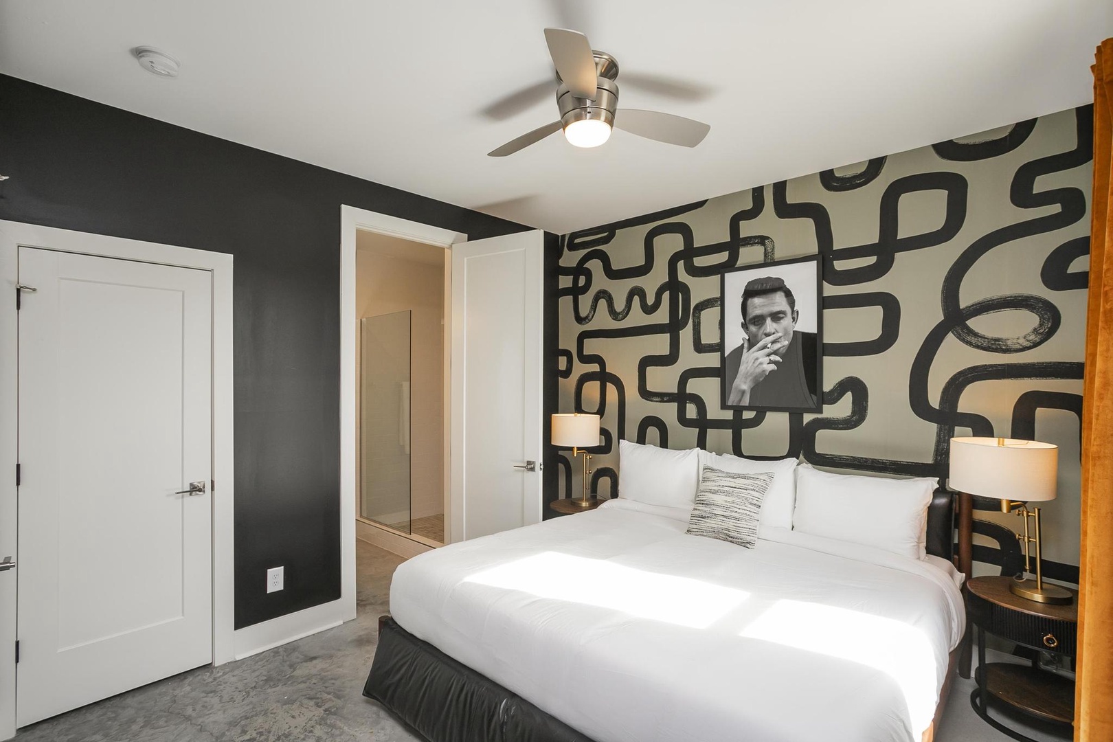 Folsom Suite: 1 king bed with en suite bathroom and beauty bar