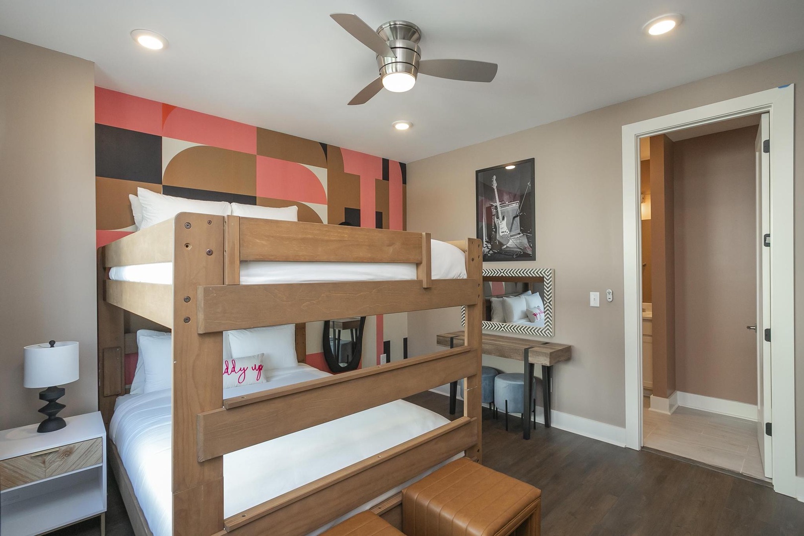 Honky Tonk Hideaway: 2 queen beds with en suite bathroom and beauty bar