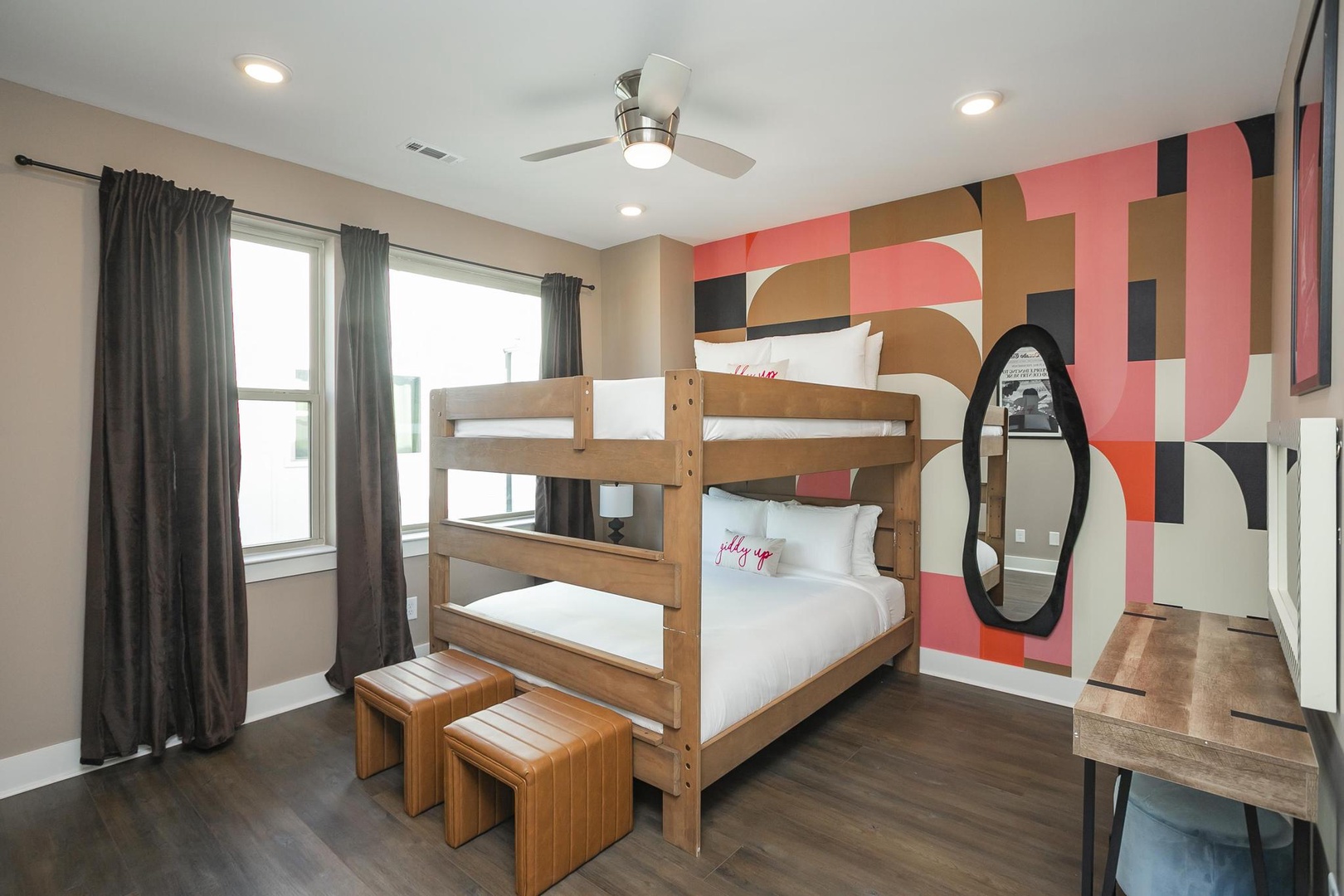 Honky Tonk Hideaway: 2 queen beds with en suite bathroom and beauty bar