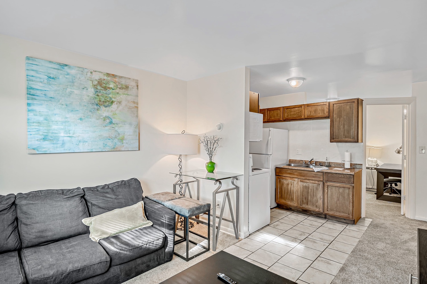 Location Convenient 1BR with Comfy Sofa and TV