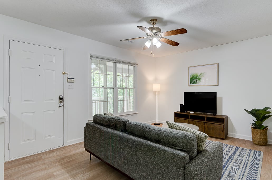 Cozy & Bright 1BR with Parking
