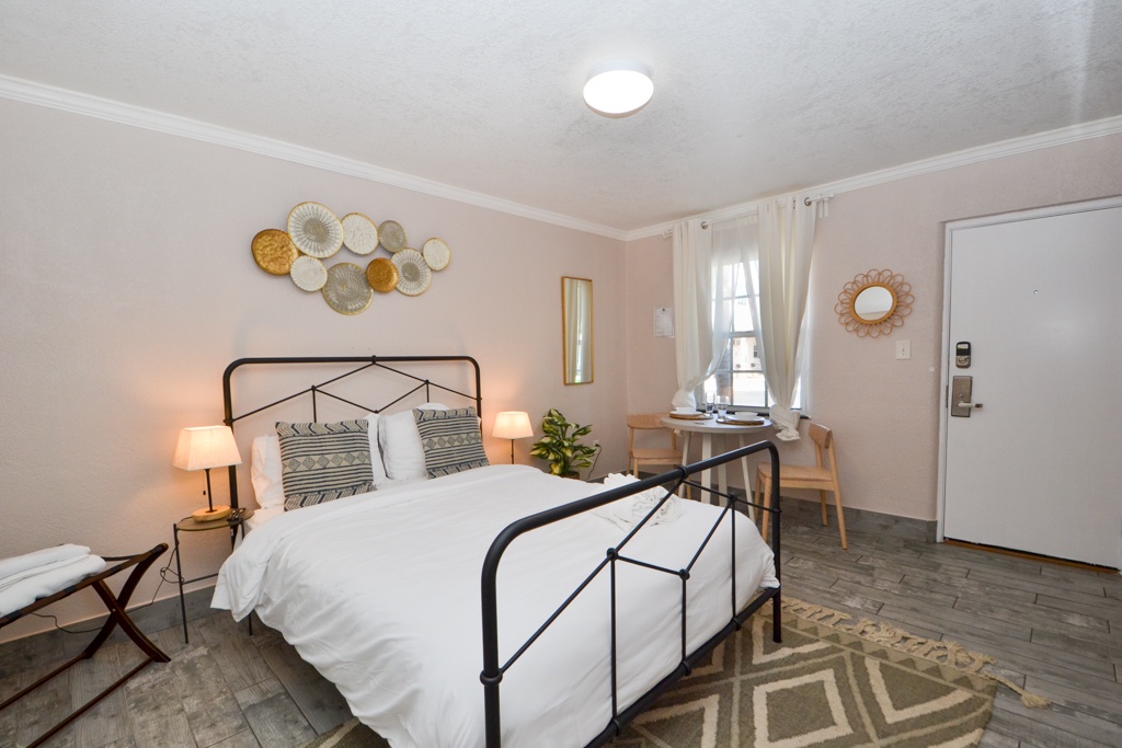 Summerstays Inn Pet Friendly w Pool & Parking 107