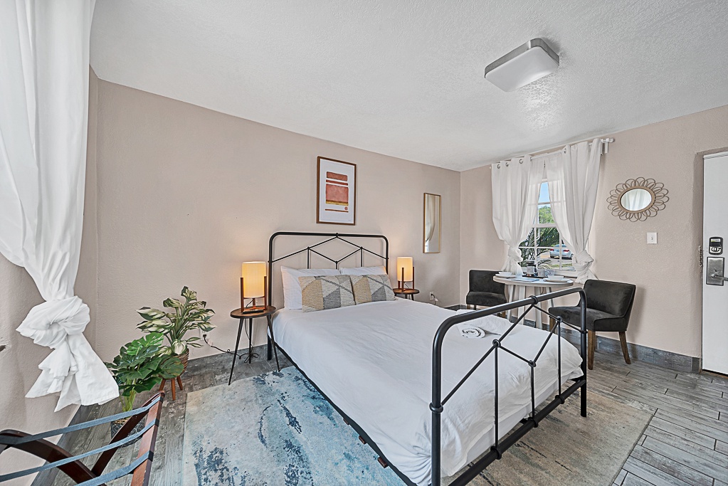Chic Studio with Pool & Parking 101