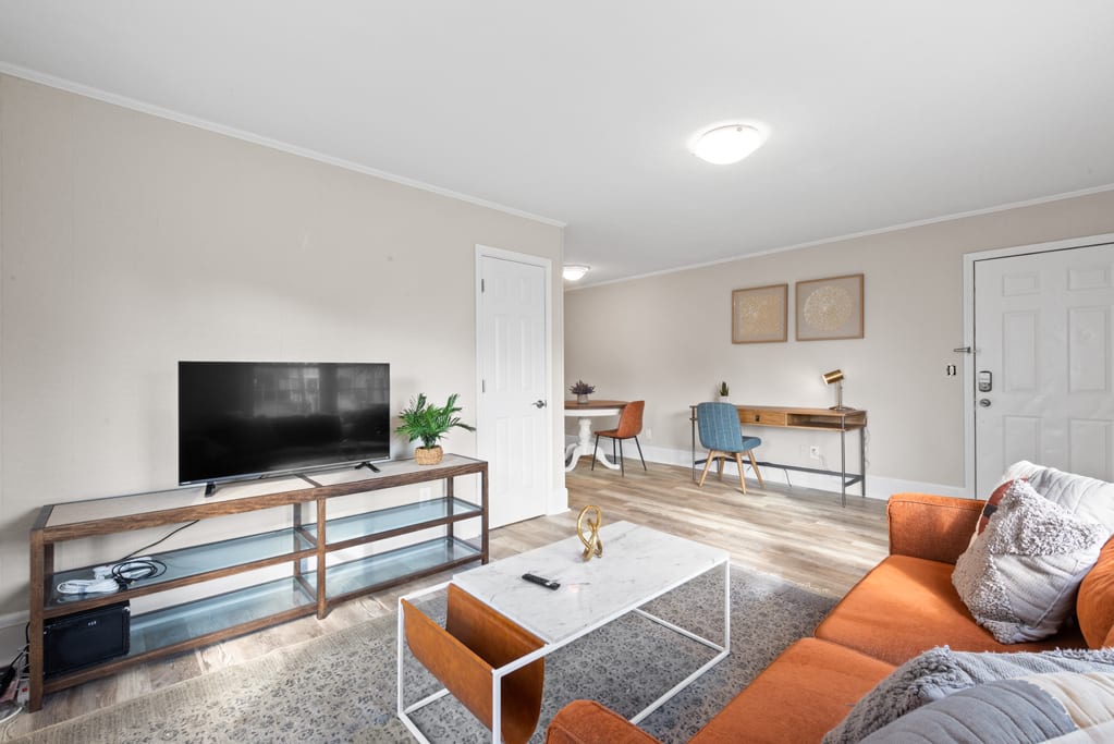 Viagem | Neat 1BR with Workspace close to Beach