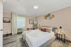 Queen Bed Studio with Pool and Parking 115