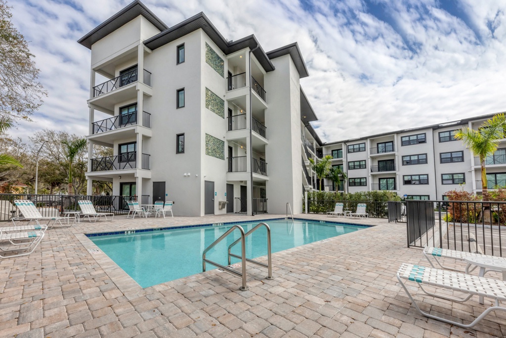 Comfortable Stay Near Downtown 2BR w Pool & Gym